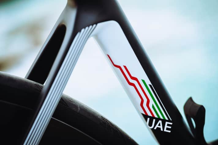 Rot, Grün, Weiß und Schwarz: Die Nationalfarben der Emirate verzieren das Colnago V4Rs, vertikale Linien ergänzen das Design