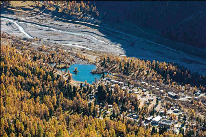Naturpool mit Frischwasser vom wilden Inn und drum herum darf man seinen Camper in den Arvenwald rangieren. Je kleiner das Auto, desto größer die Platzwahl auf dem Campingplatz Morteratsch im Engadin.