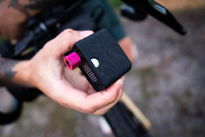 Passt in die Trikottasche und wiegt weniger als ein Smartphone: Der Mini-Kompressor von Muc-Off. | pd-f