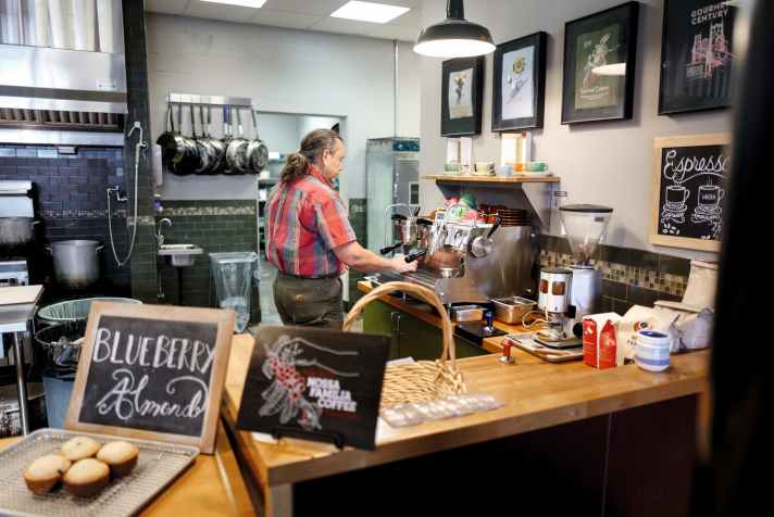 Die Firmenkantine für die 80 Mitarbeiter ist eine Show für sich. Die Einrichtung kann mit den hipsten Großstadt-Cafés konkurrieren, das Essen ist "fair trade" und "bio". Die Barista-Qualitäten von Chris King sind legendär.