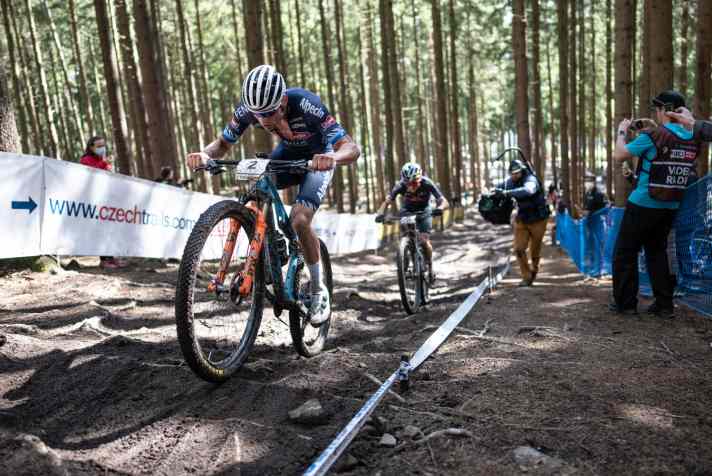   Machen die beiden Allround-Talente Tom Pidcock (vorne) und Mathieu van der Poel das Rennen in Tokio unter sich aus?