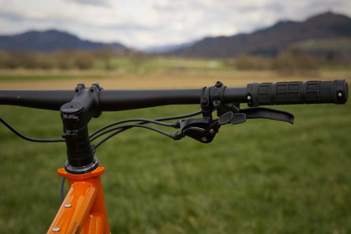 Am Mountainbike sind Daumenhebel vielen lieber als der Drehschaltgriff.