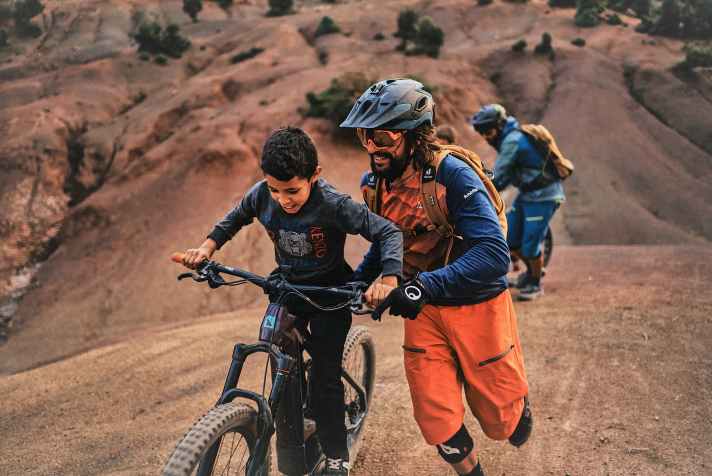 Biken in den entlegenen Regionen des Atlas-Gebirges in Marokko - das zeigt der Film Exploring Morocco” von Andreas Prielmaier.