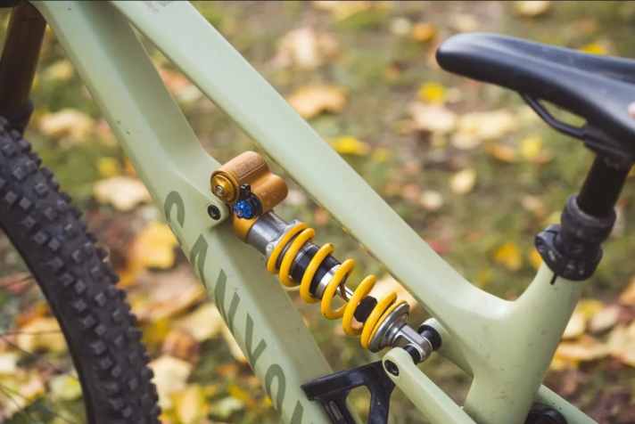 Stahlfederdämpfer, wie dieses Modell von Öhlins, kommen mit hohen Fahrergewichten meist besser klar.