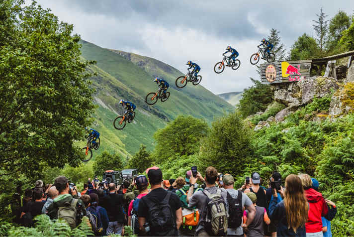 Asa Vermette fliegt über das angeblich 15+ Meter hohe Roadgap bei der Red Bull Hardline in Wales: “Ohne Zögern, gleich gesprungen!”