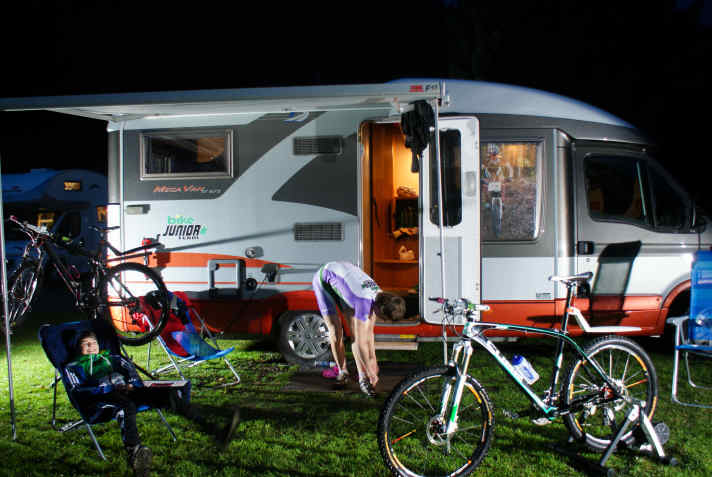 Das Wohnmobil hatte Papa Herbert extra für die gemeinsamen Rennwochenenden gekauft. Das Fenster rechts neben der Tür ziert ein Poster von Georg. Auf sein erstes Rennen in der U17-Klasse hatte Georg damals den ganzen Winter lang hintrainiert, dann riss wenige Meter nach dem Start die Kette.