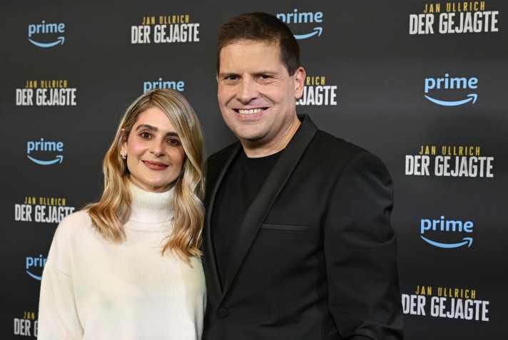 Der ehemalige Radprofi Jan Ullrich stellt seine Dokumentation “Jan Ullrich - Der Gejagte” im Filmtheater Sendlinger Tor vor, neben ihm seine Partnerin Elizabeth Napoles. Seit dem 28. November 2023 ist die mehrteiligen Serie bei Amazon Prime zu sehen.