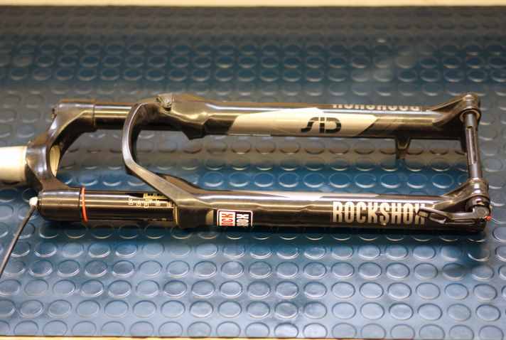  Federgabel, oder starre Gabel? Ob man ein Singlespeed ganz puristisch, oder mit softer Front fährt, darüber wird in der Szene seit jeher munter gestritten. Da ich bereits ein starres Singlespeed-MTB besitze, soll diesmal eine Federgabel rein. Schließlich warten auf das Bressan unzimperliche Geländeritte. Die Rock Shox SID war bereits am Gewinn des Gutscheins beteiligt. Sie steckte beim Sky is the Limit im Bike. Passt also auch thematisch bestens ins Konzept.