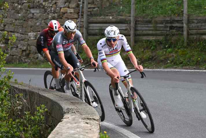 Tadej Pogačar setzt sich gemeinsam mit Mathieu van der Poel und Filippo Ganna ab
