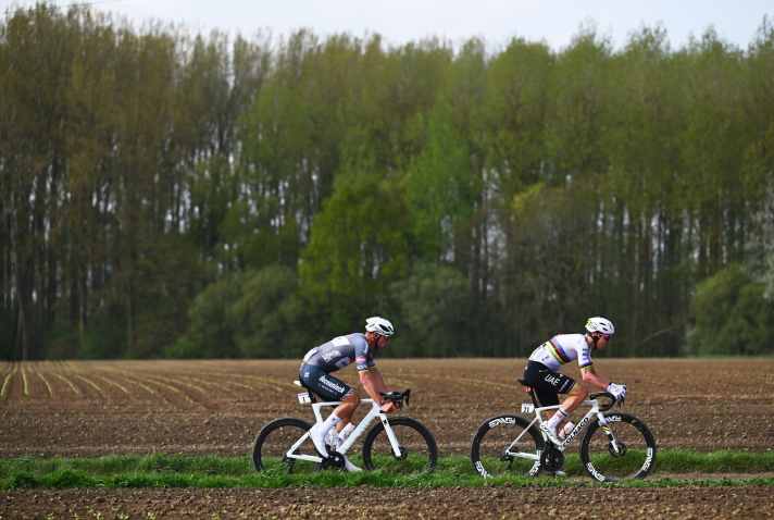 Mathieu van der Poel (hinten) distanzierte Tadej Pogacar (vorne) nach einem Fahrfehler. In Folge war der Niederländer nicht mehr aufzuhalten
