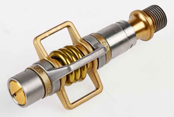   Die Crankbrothers Eggbeater 11 Gold wiegen dank Titan-Ausstattung nur 179 Gramm.