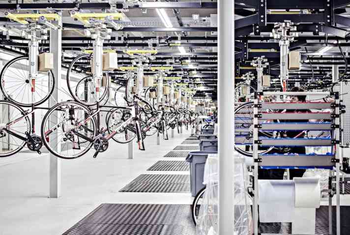   In der Montagestraße werden sowohl Rennräder als auch E-Bikes, Trekking-Räder und Mountainbikes zusammengeschraubt.