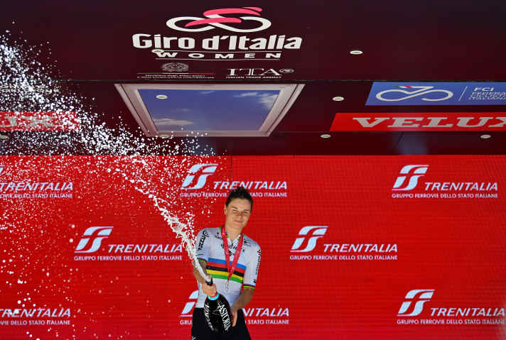 Lotte Kopecky feiert ihren Sieg auf der 5. Etappe des Giro 2024
