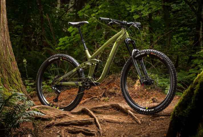   Für 3499 US-Dollar geht das Deluxe-Modell der Alu Palette des 27,5 Zoll Bikes über die Ladentheke. Die Ausstattung ist mit dem 29 Zoll Bruder fast deckungsgleich.