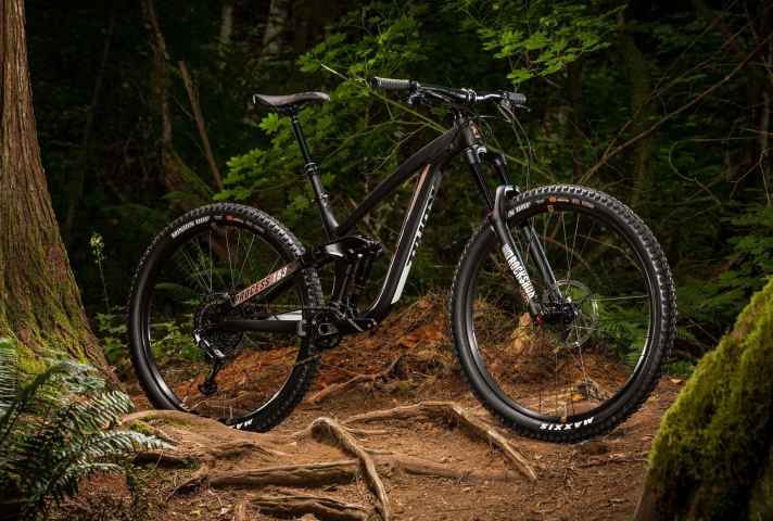   Das Topmodell der 29 Zoll Reihe kommt mit GX Eagle, Yari, Deluxe RT Dämpfer, Guide R und Reverb. Die Kettenstreben sind mit 425 Millimeter extrem kurz, so soll auch das 29 Zoll Bike sehr verspielt fahren.