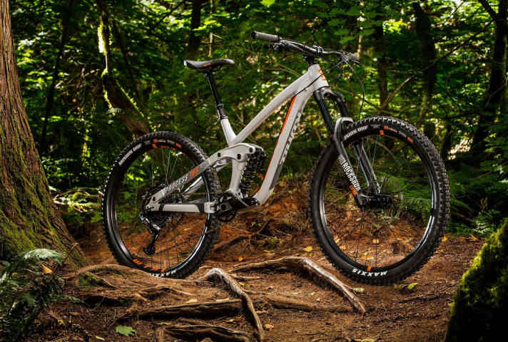   Das neue Process 165 ersetzt das alte Process 167, das schon letztes Jahr vom Markt genommen wurde. Ein Bikepark Enduro mit Downhillbremsen, Coil-Dämpfer und 165/170 Millimeter Federweg das auch entspannte Touren gut mitmachen wird.