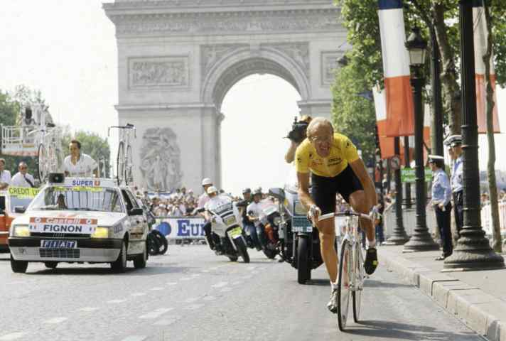 Tragisches Finale - Ganz Frankreich leidet mit Laurent Fignon, als er 1989 den Tour-Sieg auf den Champs-Élysées um die Winzigkeit von acht Sekunden an Greg LeMond verliert