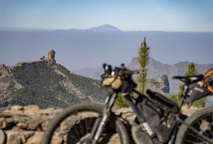 Gran Canarias ikonische Gipfel zum Greifen nah und im Hintergrund bereits eine Vorschau auf die letzte Insel mit ihrem Superstar Teide (3718 m).
