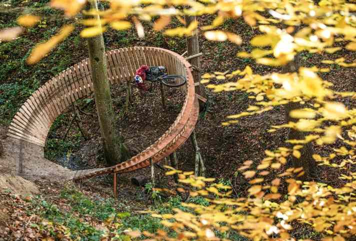 Schöner bauen: Für seinen Web-Edit Out of Season ertüftelt Kriss Kyle diesen liegenden Holz-Loop im Wald.