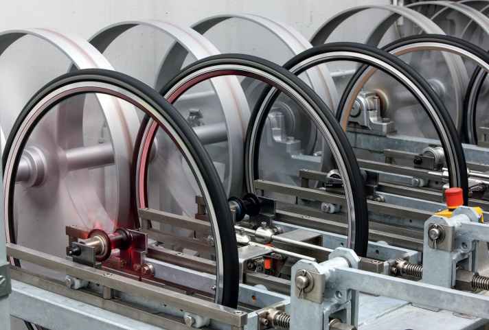 Rollenprüfstand des Reifenherstellers Schwalbe: Auf diesem Prüfstand absolvieren die Hinterräder 5000 Kilometer unter Last.