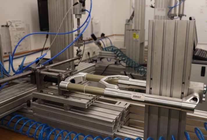   Beim EFBE-Prüfinstitut ließ Kapfinger die neue Ebonite-Gabel intensiv auf Laborprüfständen testen.