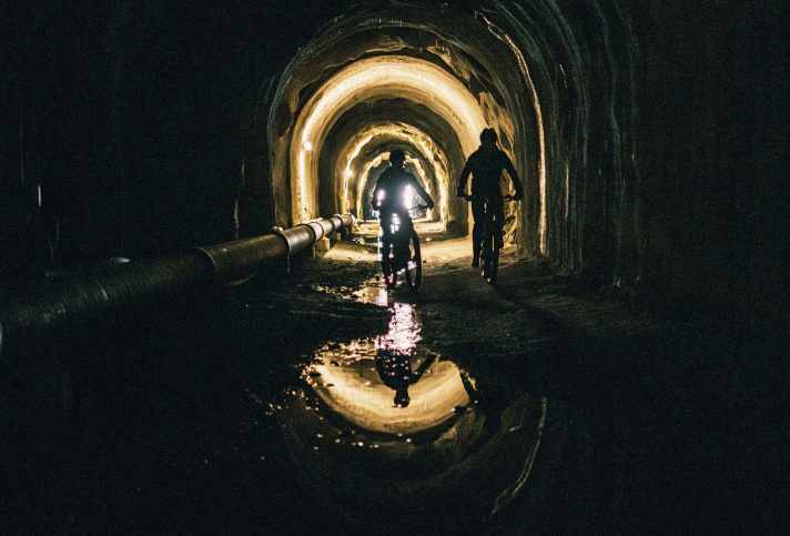 Um 17 Uhr gelangen wir durch den Tunnel zum Märjensee. Obwohl das Wallis seit Wochen keinen Regen gesehen hat, ist der Tunnel feucht und sehr dunkel. 