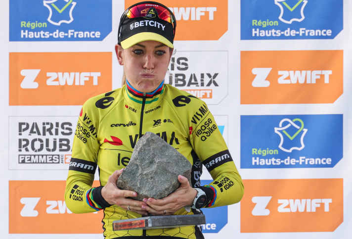 Schwere Trophäe: Siegerin Pauline Ferrand-Prévot kämpft mit dem Pflasterstein