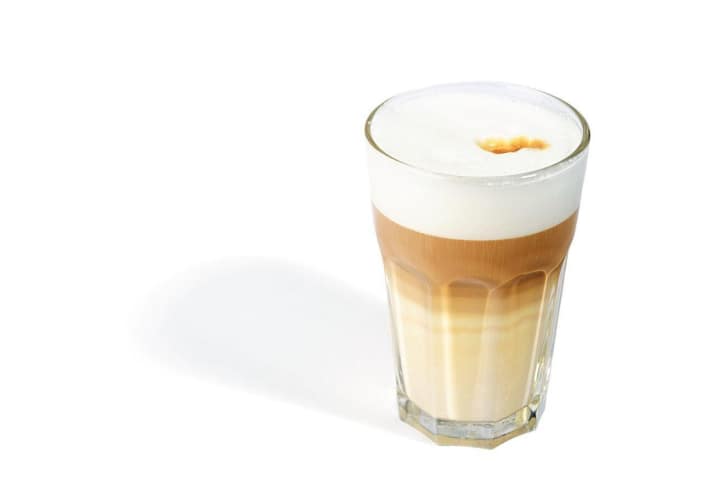   "Gefleckte Milch" – viel Milch und ein Schuss Kaffee. Speziell nördlich der Alpen ist die Version im Glas mit streng angegrenzten Schichten beliebt.
