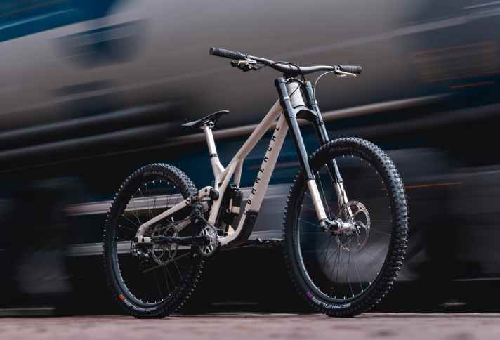 Natürlich verpasst Intend nicht die Chance den neuen Hover Opt. Dämpfer an einem Bike voller Intend-Produkte zu präsentieren.