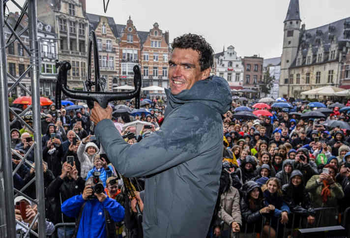 Greg van Avermaet nimmt Abschied. Der Olympiasieger von Rio und Paris-Roubaix-Gewinner feiert in seiner Heimatstadt mit seinen Fans. 15.Oktober 2023