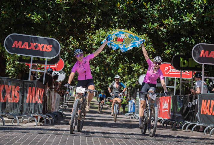 Ein Hoch auf Bayern: Das Team des Titelsponsors Maxxis - SQlab Women holt den Sieg bei den Damen Teams.