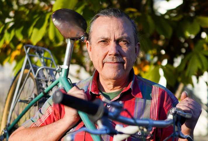   Chris King mit einem MTB seiner 1978 ins Leben gerufenen Zweitmarke Cielo. Die Rahmenschmiede wurde 2008 für ein paar Jahre reaktiviert. 2016 beschloss Chris King, sich vorerst wieder auf das Kerngeschäft zu konzentrieren. Cielo-Bikes sind Kult und haben eine weltweite Fangemeinde.