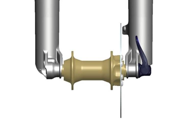   Für die neue Einbaubreite von 110 Millimetern wandern die Tauchrohre, und damit auch die Bremssattelaufnahme, um fünf Millimeter nach außen. Mit der Gabel für 27.5+ werden also auch neue Naben fällig. Adapter-Lösungen sind theoretisch denkbar, aber sind sie auch praktisch realisierbar? Warten wir’s ab.