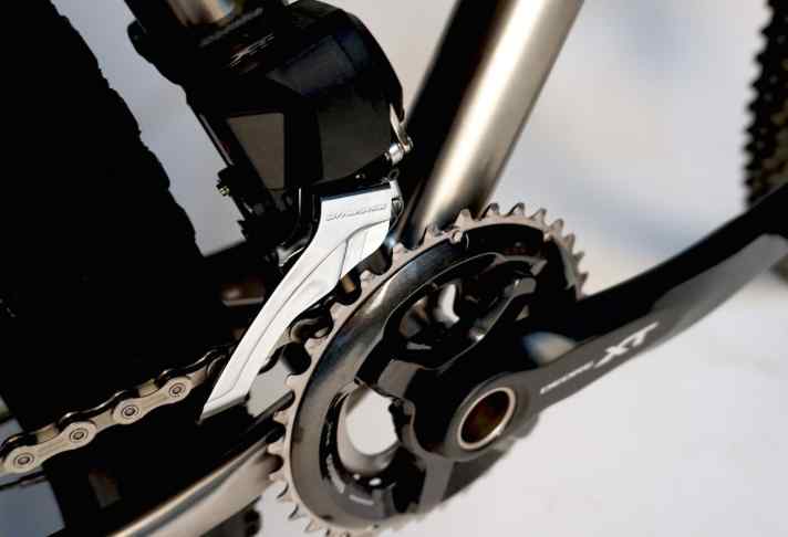   Wenn schon Biken, dann überall hin. Ein Mountainbike ist für mich ein Universal-Sportgerät. Ich pendle damit zwischen Wohnung und Büro. Ich knalle damit über Marathon-Kurse. Ich gehe damit auf Abenteuer-Tour. Und hin und wieder heize ich auch mal im Downhill-Park ein paar Abfahrten runter – natürlich nicht diese Todespisten mit den 10-Meter-Doubles und Drop-Batterien. Um stets den optimalen Gang zu haben, mag ich eng gestufte Schaltungen. Die Zweifach-Kurbel in Verbindung mit den 11 Ritzeln am Heck garantiert in jeder Situation eine passende Übersetzung.