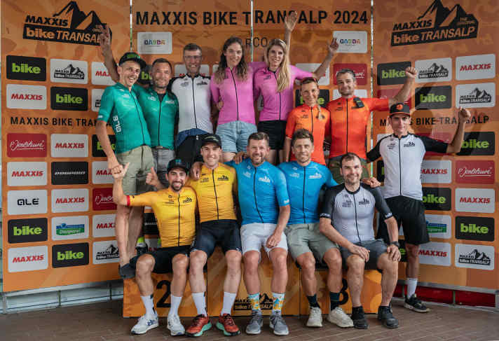 Alle Siegerinnen und Sieger in allen Kategorien der Maxxis BIKE Transalp 2024 in einem Bild.