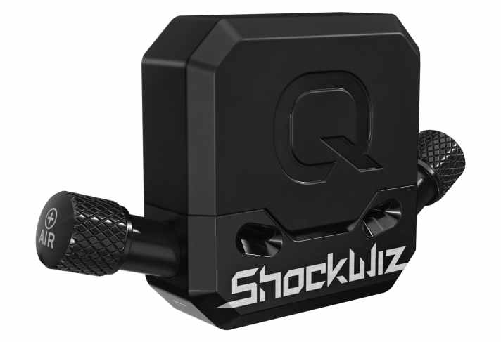   Der Shock Wiz ist mit zwei Ventilen in unterschiedlichen Winkeln ausgestattet, damit er an jede Gabel und jeden Dämpfer passt.
