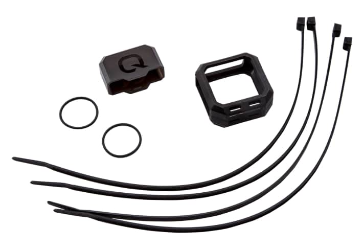   Eine Gummihülle um den ShockWiz sorgt dafür, dass weder MTB-Gabel noch ShockWiz bei der Fahrt beschädigt werden. Befestigt wird das ganze dann mit Kabelbindern.