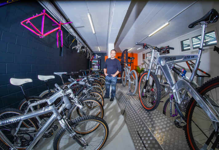 Die Ikonen der Neunziger sind meist in privater Hand. Der Schweizer Foes-Importeur Stefan Utz hütet eine beeindruckende Sammlung und zeigt sie gelegentlich auch.