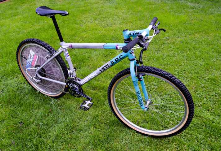 Yeti A.R.C. der ersten Generation in der Teamfarbe Grau/Türkis mit Tioga Disc Wheel. Herstellungsjahr 1992. Leider mit Riss im Steuerrohr.