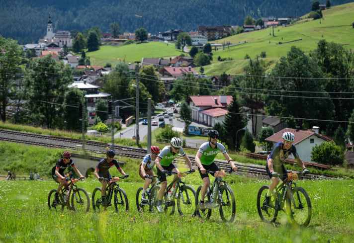 Noch hat das Team BIKE Redaktion gut lachen. Das Abenteuer Maxxis BIKE Transalp hat für sie gerade erst begonnen.