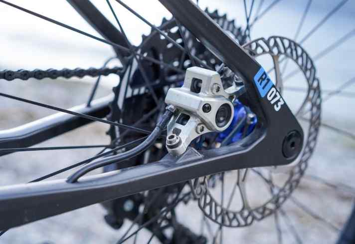   Bei etwa 75 km/h Maximalgeschwindigkeit in der Abfahrt vertraut Kai auf eine Prototypenbremse von Trickstuff. Um noch etwas Gewicht rauszukitzeln, wurden die Bremssättel aus dem Vollen gefräst. An den Bremsscheiben reiben neue Beläge Namens Tiramisou.