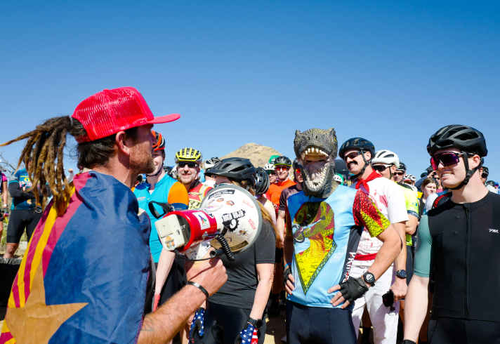 Der Start erinnert mehr an eine Party als an ein Mountainbike-Rennen.
