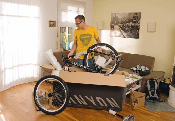 Über Direktverand wird das Rad direkt bis zur Haustür geliefert. Ein paar Handgriffe sind noch notwendig bis das neue Fahrrad einsatzbereit ist.