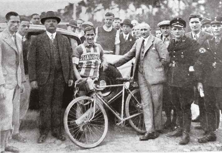 Aushängeschild: Siegerehrung beim Straßenpreis von Frankfurt 1934. In der Mitte der Sieger Georg Umbenhauer, links neben ihm Direktor Hagemann von den Phänomen-Werken, für dessen Team Umbenhauer startete.