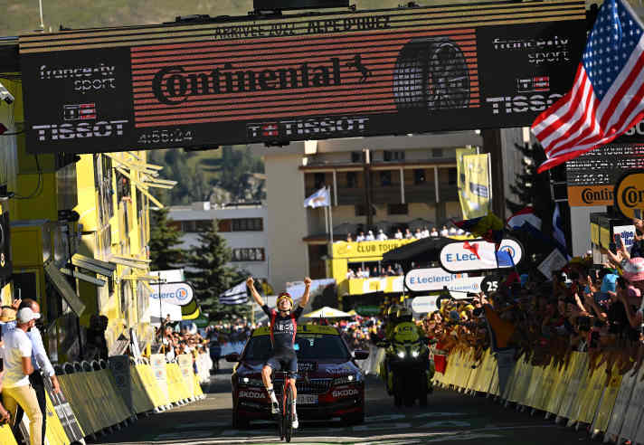 Letzter Etappensieger bei den Profis in Alpe d’Huez: Tom Pidcock jubelte 2022 im Ziel