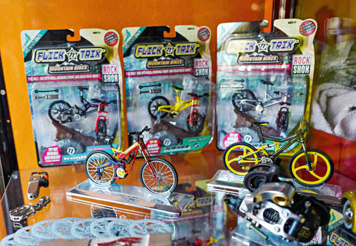 Sascha liebt alles, was mit Downhill zu tun hat. Auch Modelle früherer Worldcup-Boliden aus Plastik. 
Links vorne: die Miniatur von Rob Warners Ex-Bike.