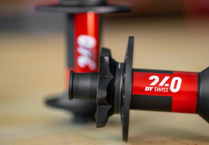   Die klassischen MTB-Naben der DT 240 EXP mit 28/32 Speichen gibt's ab 113 (vorne) bzw. 208 Gramm (hinten) und in allen gängigen Achsstandards – von 15/100 mm bis hin zu 12 /157mm+.