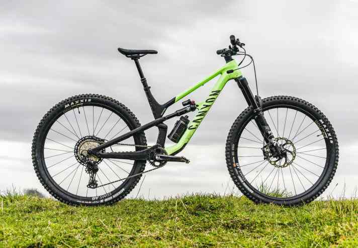 CANYON Spectral 29 CF 8.0 – 14,4 kg / 161/149 mm / 29" / 3999 Euro¹