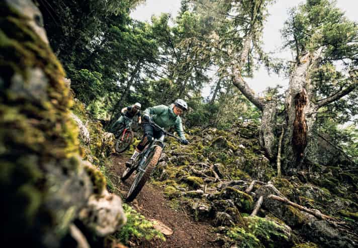 Liz und Konstantin in den Wäldern des Parnass-Gebirges (2455 m). Ganz schön frisch hier oben!