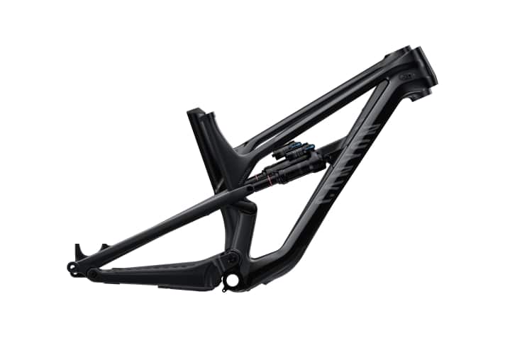   Der Vergleich zwischen dem Canyon Spectral 27,5 (grau) und 29 (schwarz) zeigt deutlich den Längenzuwachs, den steileren Sitzwinkel und das kürzere Steuerrohr.